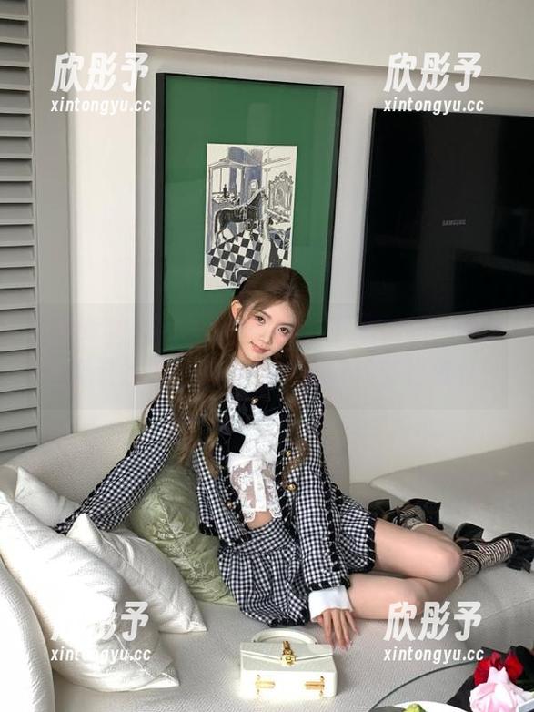 向Aery Tiefling学习，下载她的Power圣诞装图集，感受今年最火的节日气氛！